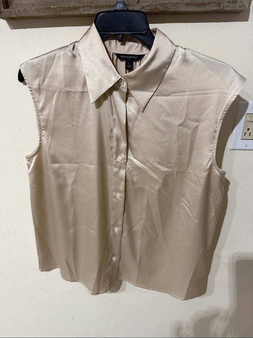 Banana Republic Silk-Look Sleeveless Button-Up Top in Light Beige